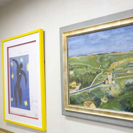 院内には院長が収集した絵画を展示しています。